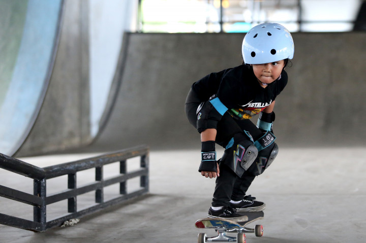 Anak-anak dan masyarakat sekitar memanfaatkan taman dengan berolahraga di Taman Si Pitung yang baru saja diresmikan di kawasan Koja, Jakarta, Kamis, 23 Oktober 2025. 
