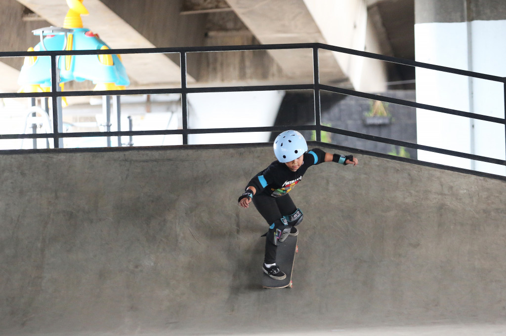 Kehadiran taman di bawah jalan tol merupakan salah satu strategi untuk menambah ruang publik tanpa harus menambah lahan baru. 