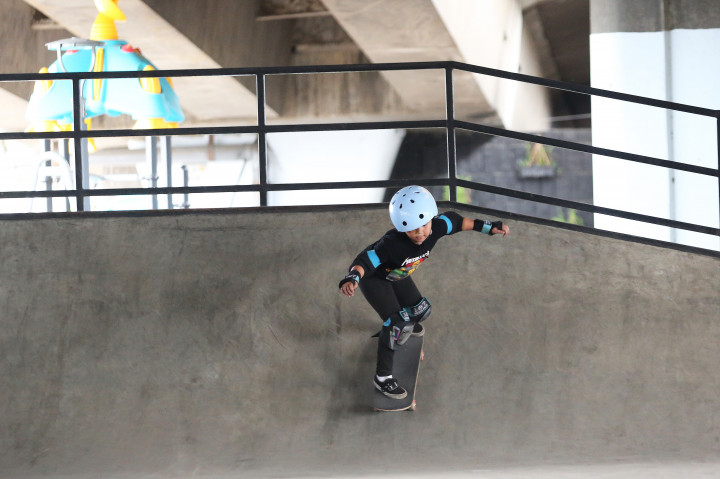 Kehadiran taman di bawah jalan tol merupakan salah satu strategi untuk menambah ruang publik tanpa harus menambah lahan baru. 