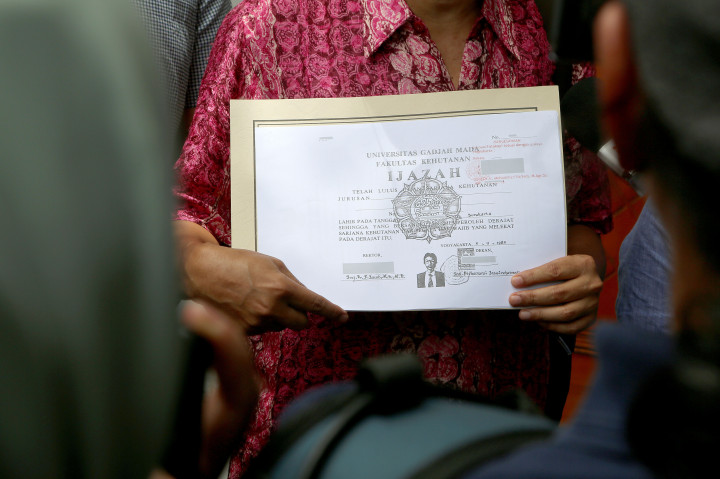 Kedatangan keduanya ke KPU bertujuan untuk mengambil salinan ijazah milik mantan Presiden Joko Widodo. Mereka mengaku ingin perbandingan terhadap dokumen tersebut.