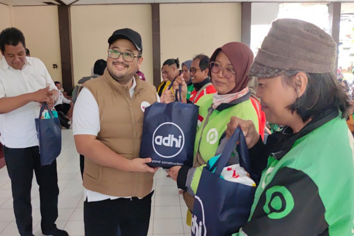 Kegiatan tersebut menegaskan prinsip gotong royong dengan pembagian paket sembako kepada masyarakat dan para driver ojek online, bekerja sama dengan perusahaan BUMN Adhi Karya.