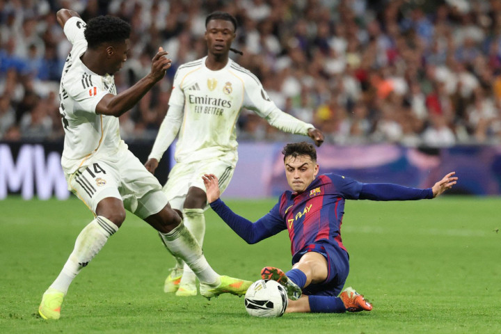 Ketika berusaha mencari gol penyeimbang, Barca harus bermain dengan 10 orang sejak menit ke-90+10 setelah Pedri diusir keluar oleh wasit karena kartu kuning kedua yang ia terima setelah melakukan pelanggaran keras
kepada Aurelien Tchouameni.
