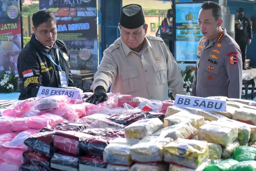 Presiden Prabowo Subianto menyatakan bahwa narkoba merupakan salah satu ancaman terbesar terhadap masa depan bangsa yang harus diperangi secara menyeluruh dan berkelanjutan.