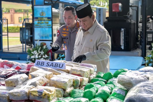 “Bila tidak berhasil mereka cegah, mereka sita, mereka tangkap, itu bisa digunakan oleh 629 juta manusia. Berarti lebih dari dua kali bangsa Indonesia,” ujar Presiden  pada acara pemusnahan barang bukti narkoba 214,84 ton senilai Rp29,37 triliun  di Lapangan Bhayangkara Mabes Polri, Jakarta, Rabu, 29 Oktober 2025.
