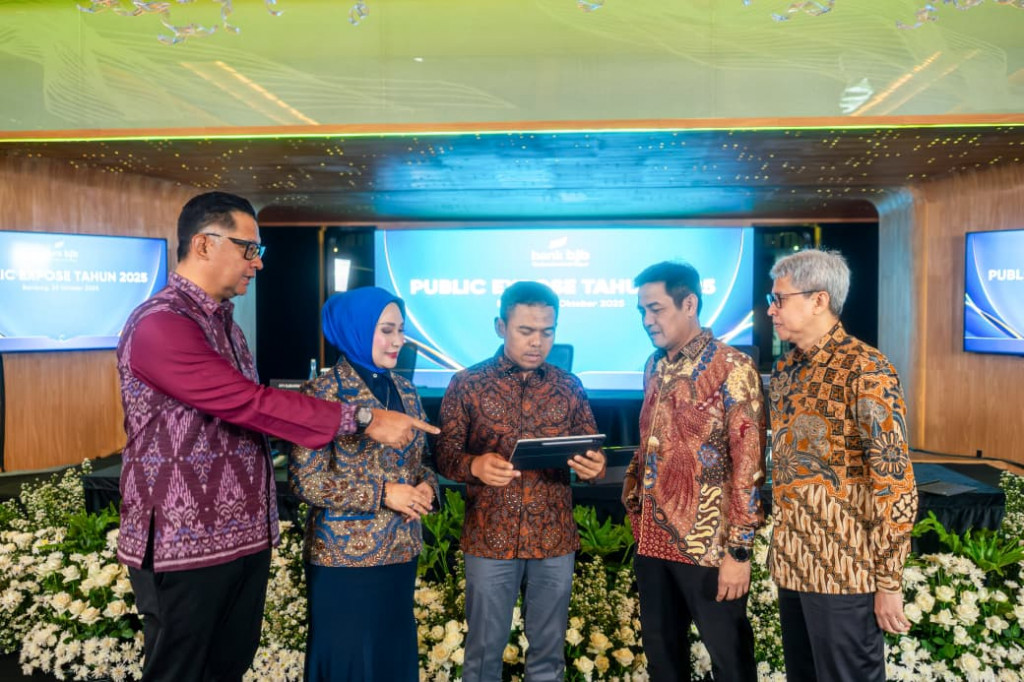 Secara konsolidasi, total aset bank bjb tumbuh 2,8% menjadi Rp215,9 triliun. Dari sisi pendanaan, Dana Pihak Ketiga (DPK) secara konsolidasi tercatat Rp160,2 triliun dan penyaluran kredit termasuk pembiayaan meningkat 3,5% menjadi Rp142,9 triliun. Rasio LDR terjaga di angka 85,3%, menunjukkan keseimbangan yang sehat antara likuiditas dan penyaluran kredit.