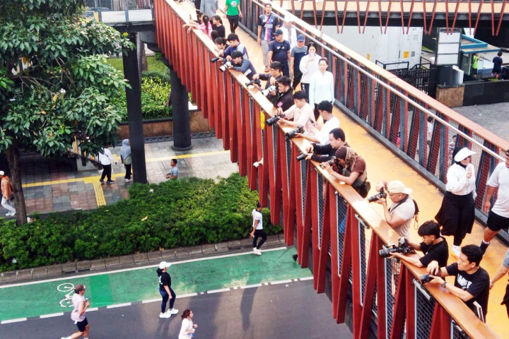 Belasan fotografer memotret masyarakat yang berolahraga saat Hari Bebas Kendaraan Bermotor (HBKB) di kawasan Jalan Sudirman, Jakarta Pusat, Minggu, 25 Oktober 2025). 