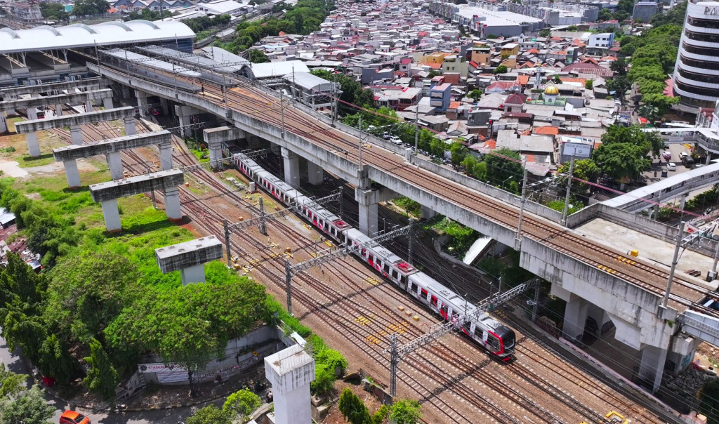 “Kereta api dan semua transportasi massal, mass transit system itu adalah bagian dari kehidupan masyarakat modern yang sangat-sangat strategis dan sangat vital. Kereta api Indonesia dengan semua sistemnya dilaporkan kepada saya mengangkut penumpang 1 tahun 486 juta,” ujar Kepala Negara.