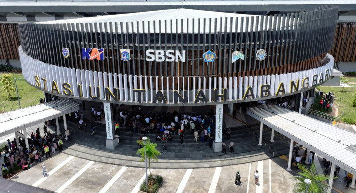 Sebelum meresmikan, Presiden Prabowo meninjau langsung beberapa fasilitas stasiun dan area peron, serta menyapa para penumpang yang tengah menggunakan layanan KRL.