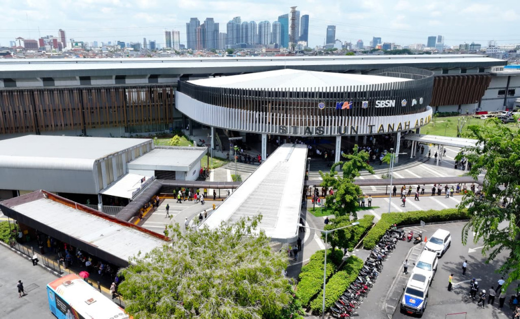Kepala Negara menyampaikan bahwa pembangunan Stasiun Tanah Abang Baru merupakan bagian dari komitmen pemerintah untuk terus memperkuat konektivitas antarmoda di Jakarta. 