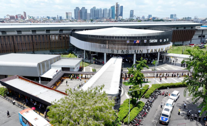 Kepala Negara menyampaikan bahwa pembangunan Stasiun Tanah Abang Baru merupakan bagian dari komitmen pemerintah untuk terus memperkuat konektivitas antarmoda di Jakarta. 