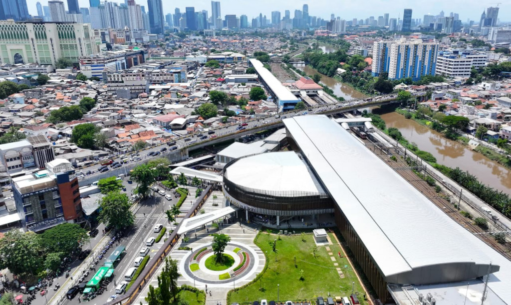 Kepala Negara menyampaikan bahwa pembangunan Stasiun Tanah Abang Baru merupakan bagian dari komitmen pemerintah untuk terus memperkuat konektivitas antarmoda di Jakarta. 