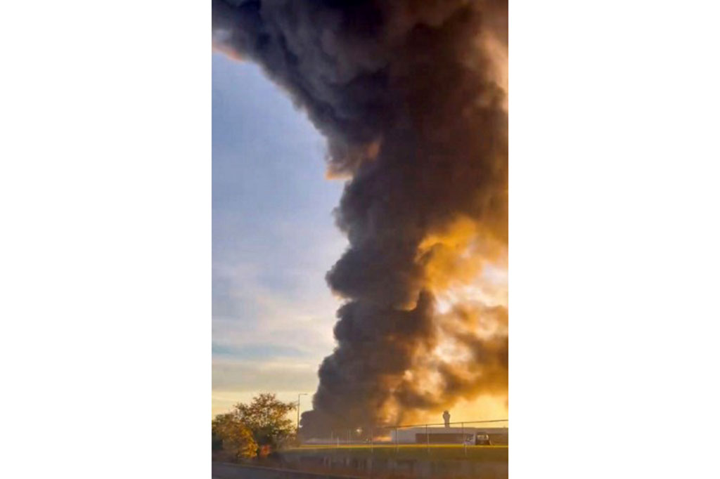 Setidaknya tiga orang tewas dan 11 lainnya luka-luka setelah sebuah pesawat kargo UPS jatuh tak lama setelah lepas landas dari Bandara Internasional Louisville di Kentucky. 