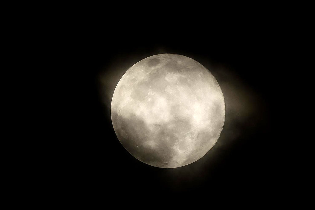  Femonena Supermoon terlihat dari Kedoya, Kebon Jeruk, Jakarta Barat, Rabu, 5 November 2025. Sayangnya, Supermoon kali ini kurang terlihat terang karena sedikit tertutup mendung. 