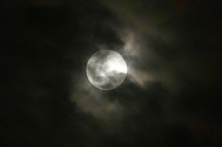 Supermoon 5 November ini sangat istimewa. Jarak Bumi-Bulan saat Purnama ini adalah sekitar 356.980 kilometer. Bahkan, titik perigee pada 6 November tercatat sebagai jarak terpendek antara Bumi dan Bulan sepanjang tahun 2025 (sekitar 356.833 km). 