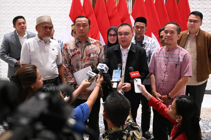 Wakil Ketua DPR Sufmi Dasco Ahmad menjelaskan bahwa penandatanganan surat rehabilitasi dilakukan langsung oleh Presiden di Pangkalan TNI AU Halim Perdanakusuma, Jakarta.