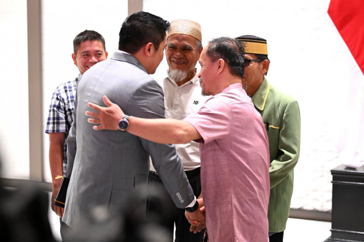 “Barusan saja Bapak Presiden sudah menandatangani surat rehabilitasi kepada Pak Rasnal dan Pak Abdul Muis, guru SMA yang dari Luwu Utara,” ujar Sufmi Dasco Ahmad dalam keterangan persnya kepada awak media. 