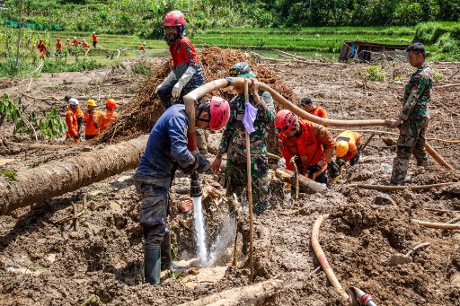 Operasi pencarian terhadap warga yang diduga hilang melibatkan personel BPBD Banjarnegara, TNI, Polri, sukarelawan, dan unsur SAR lainnya. 
