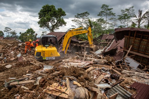  Longsor besar melanda Dukuh Situkung, Desa/Kecamatan Pandanarum, Kabupaten Banjarnegara, Jawa Tengah, Minggu, 16 November 2025. Longsor terjadi setelah wilayah tersebut diguyur hujan deras.