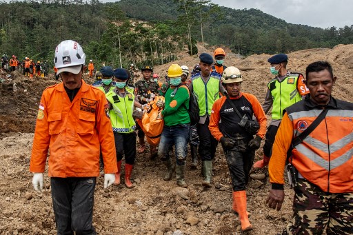 Sebanyak 25 orang dilaporkan hilang, tiga meninggal, dan lebih dari 900 warga mengungsi ke tempat aman.