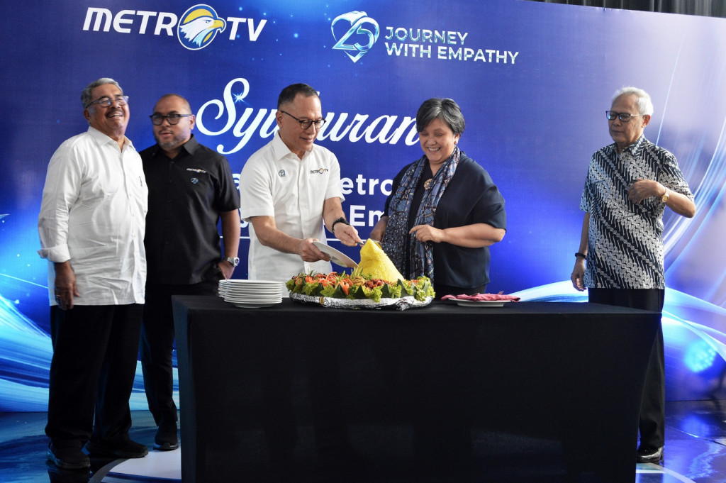 Direktur Utama Metro TV Arief Suditomo (tengah) memotong tumpeng dan menyerahkan kepada Deputy Chairman Media Group Lestari Moerdijat (kedua dari kanan) disaksikan oleh CEO Media Group M Mirdal Akib (kedua dari kiri) serta BOD Media Group, dalam acara syukuran HUT ke-25 Metro TV di Kedoya, Jakarta Barat, Selasa, 25 November 2025. 