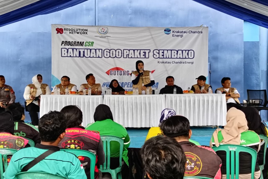 Bekerja sama dengan PT Krakatau Chandra Energi sebagai penyedia bantuan, 98 Resolution Network menyalurkan total 600 paket sembako kepada masyarakat dan pekerja harian di Kota Cilegon, Banten.
