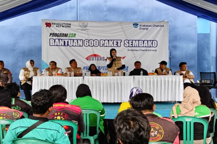 Bekerja sama dengan PT Krakatau Chandra Energi sebagai penyedia bantuan, 98 Resolution Network menyalurkan total 600 paket sembako kepada masyarakat dan pekerja harian di Kota Cilegon, Banten.