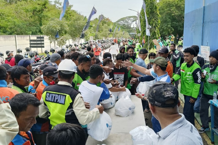 Kegiatan yang berlangsung pada pukul 09.00 WIB di Workshop TMS PT Krakatau Chandra Energi ini ditujukan untuk merespons kebutuhan kelompok rentan sekaligus memperkuat ikatan sosial di tengah masyarakat.