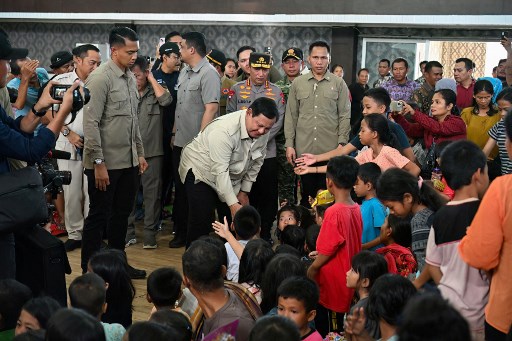 Suasana riuh anak-anak pecah saat Presiden berhenti, menunduk, dan menyalami mereka. Banyak yang tampak antusias dan berebut untuk menyapa Kepala Negara.