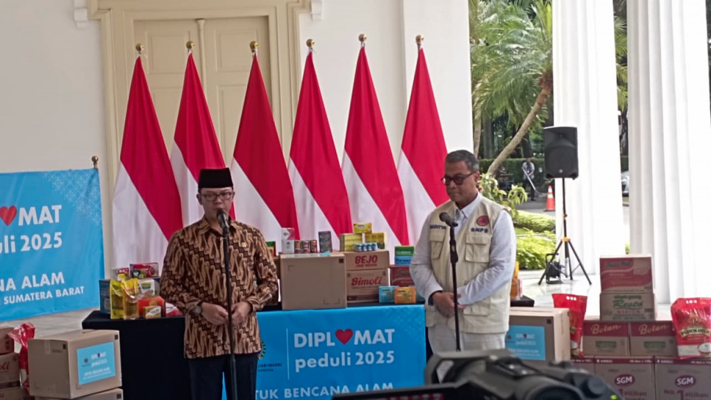 “Ini adalah bentuk kepedulian dari rekan-rekan diplomat Kemlu. Bantuan ini disalurkan melalui (Badan Nasional Penanggulangan Bencana) BNPB untuk saudara-saudara kita yang membutuhkan,” ujar Menlu Sugiono. 