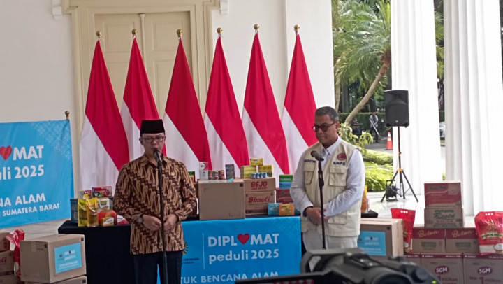 “Ini adalah bentuk kepedulian dari rekan-rekan diplomat Kemlu. Bantuan ini disalurkan melalui (Badan Nasional Penanggulangan Bencana) BNPB untuk saudara-saudara kita yang membutuhkan,” ujar Menlu Sugiono. 