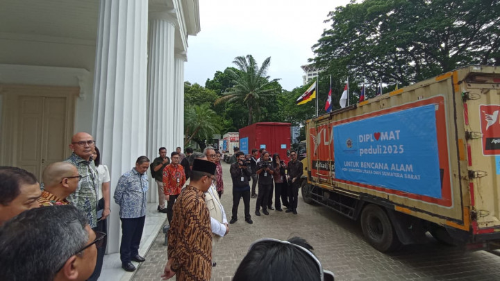 Kementerian Luar Negeri RI bersama seluruh diplomat Indonesia di dalam dan luar negeri melepas bantuan kemanusiaan untuk membantu korban banjir dahsyat di Aceh, Sumatera Utara, dan Sumatera Barat sebanyak 16 ton melalui program 'Diplomat Peduli'.