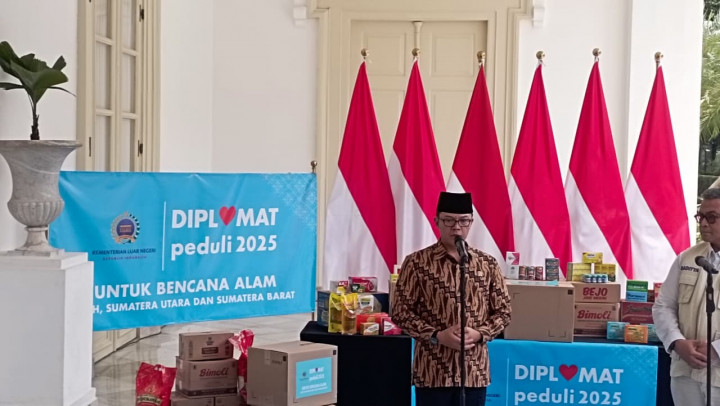 Menteri Luar Negeri Sugiono, menyampaikan belasungkawa mendalam kepada para korban. Ia menegaskan dari arahan Presiden Prabowo Subianto agar semua elemen nasional bergerak tanpa menunda dalam menghadapi bencana besar di tiga provinsi tersebut.