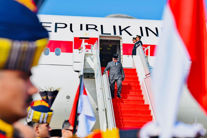 Ketibaan Presiden Prabowo juga disambut dengan seremoni militer penuh kehormatan, menegaskan kuatnya hubungan strategis kedua negara.