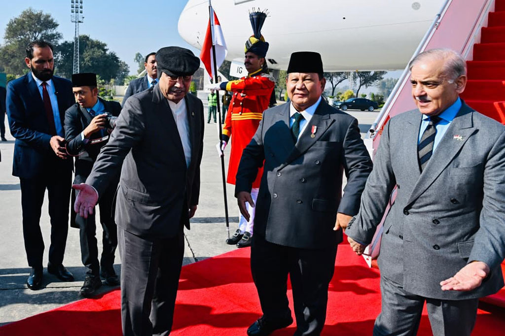 Presiden Prabowo Subianto disambut langsung oleh Presiden Pakistan Asif Ali Zardari dan Perdana Menteri Pakistan Shehbaz Sharif saat tiba di Nur Khan Base Airport, Islamabad, Pakistan, Senin, 8 Desember 2024, pukul 12.00 waktu setempat.