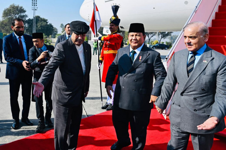 Presiden Prabowo Subianto disambut langsung oleh Presiden Pakistan Asif Ali Zardari dan Perdana Menteri Pakistan Shehbaz Sharif saat tiba di Nur Khan Base Airport, Islamabad, Pakistan, Senin, 8 Desember 2024, pukul 12.00 waktu setempat.