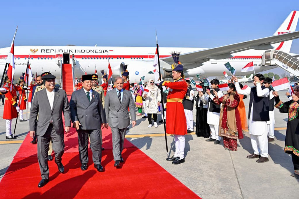 Upacara kehormatan dengan jajar pasukan, dentuman 21 kali 'Gun Salute' dan rangkaian bunga dari seorang anak kecil Pakistan menambah hangatnya sambutan untuk Presiden Republik Indonesia.