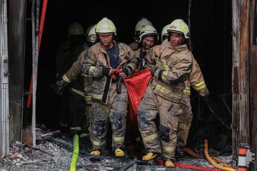 Petugas mengevakusi jenazah korban kebakaran di rumah toko (ruko) Terra Drone, Kemayoran, Jakarta Pusat (Jakpus), pada Selasa, 10 Desember 2025.