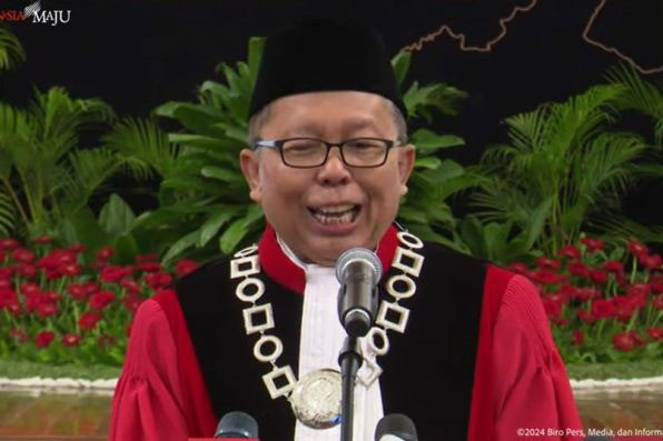 Majelis Kehormatan Mahkamah Konstitusi (MKMK) memutus perkara terkait Hakim Konstitusi Arsul Sani pada Kamis, 11 Desember 2025. Dalam putusannya, MKMK menyimpulkan Hakim Konstitusi Arsul Sani tidak melakukan perbuatan yang diduga melanggar etik, terkait pemalsuan dokumen dalam memenuhi syarat sebagai hakim.