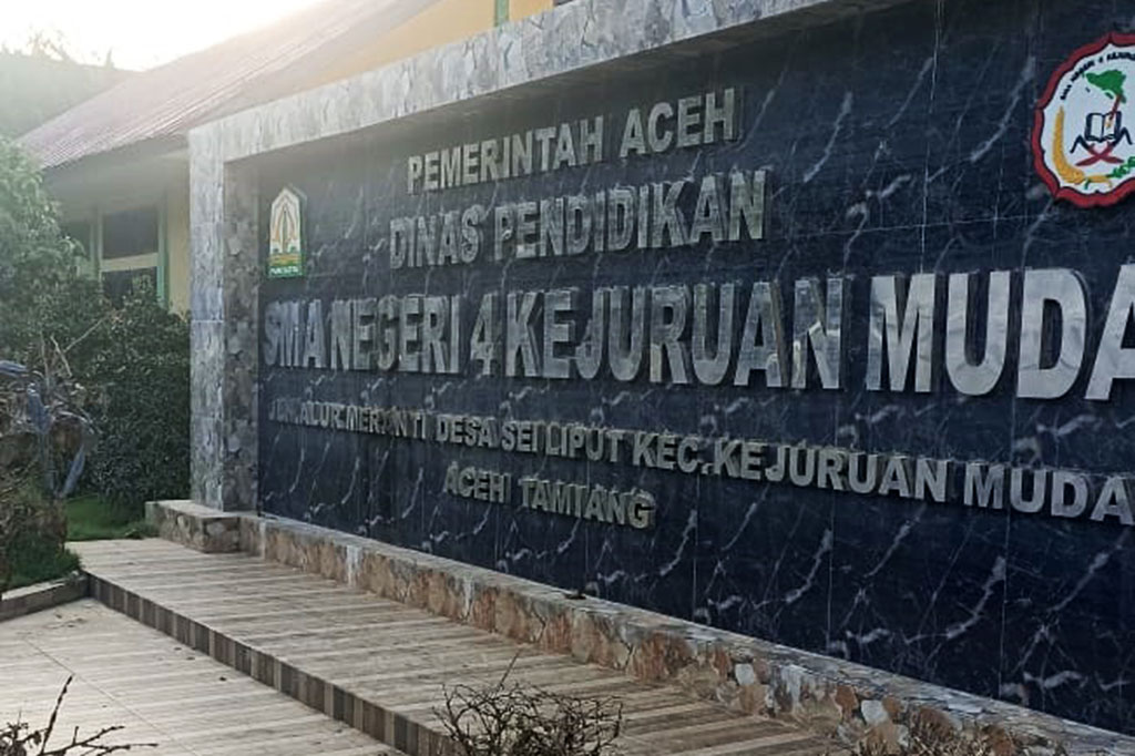 Pada hari ini pun, para siswa mengikuti upacara bendera. Di hari perdana sekolah semester genap di Aceh Tamiang, Menteri Pendidikan Dasar dan Menengah (Mendikdasmen) Abdul Mu'ti pun ikut upacara bendera di SMAN 4 Kejuruan Muda, Aceh Tamiang. 