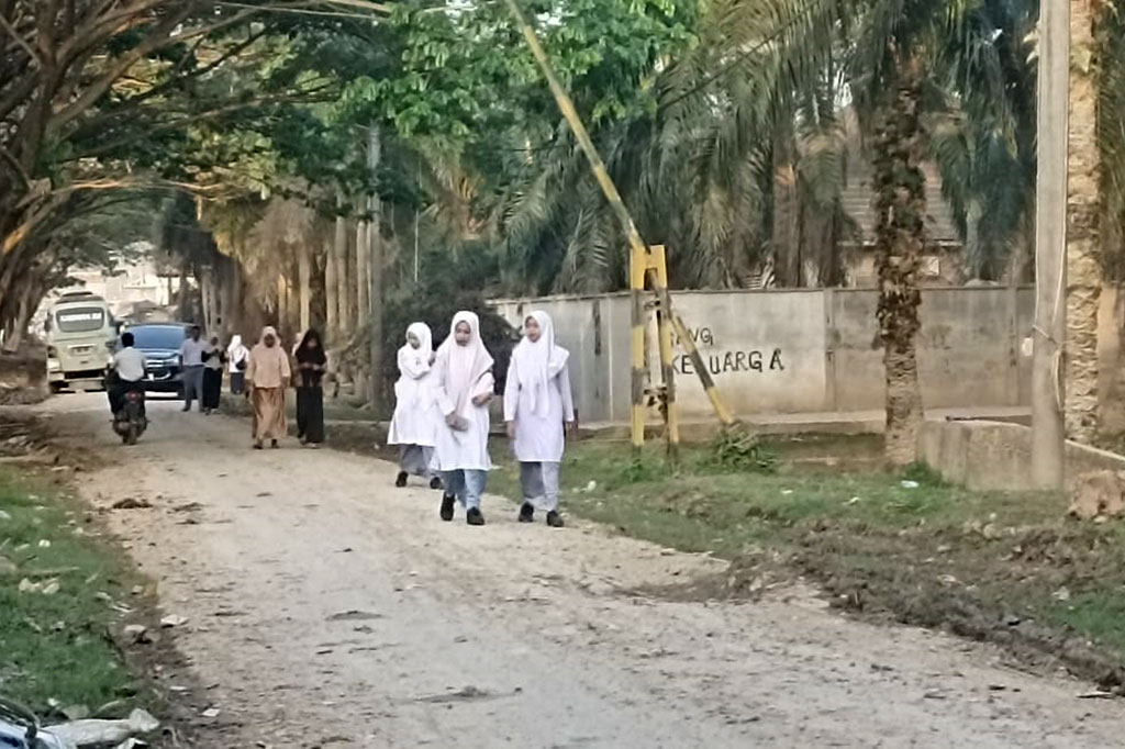 Siswa di Kabupaten Aceh Tamiang kembali bisa bersekolah per hari ini, 5 Januari 2026. Para siswa baru bisa kembali bersekolah pascabencana banjir yang melanda pada akhir November 2025 lalu.