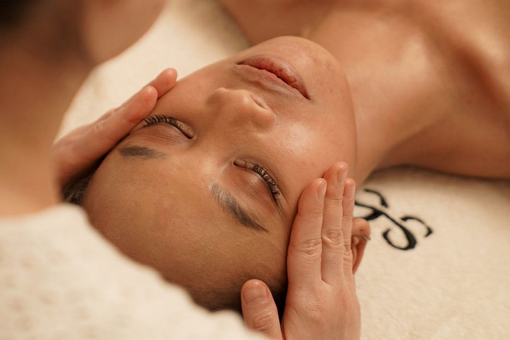 Industri kecantikan global kini bertransformasi dari tren 'frozen beauty' menuju tampilan yang lebih natural dan holistik. Banyak orang mulai beralih dari prosedur invasif ke metode yang lebih aman untuk mendapatkan wajah segar dan autentik.