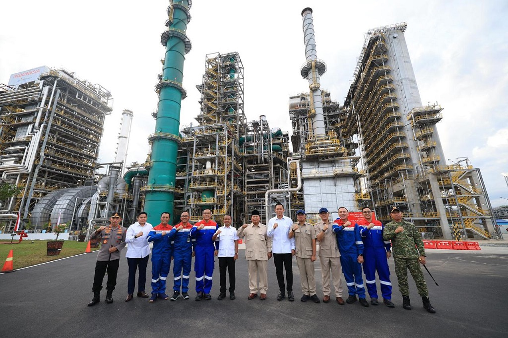Investasi pada teknologi kilang ramah lingkungan ini memastikan bahwa setiap liter bahan bakar yang diproduksi tidak hanya bertenaga, tetapi juga meninggalkan jejak karbon yang lebih kecil. Langkah ini memposisikan Indonesia sejajar dengan negara-negara maju dalam hal standar kualitas bahan bakar dan perlindungan atmosfer.
