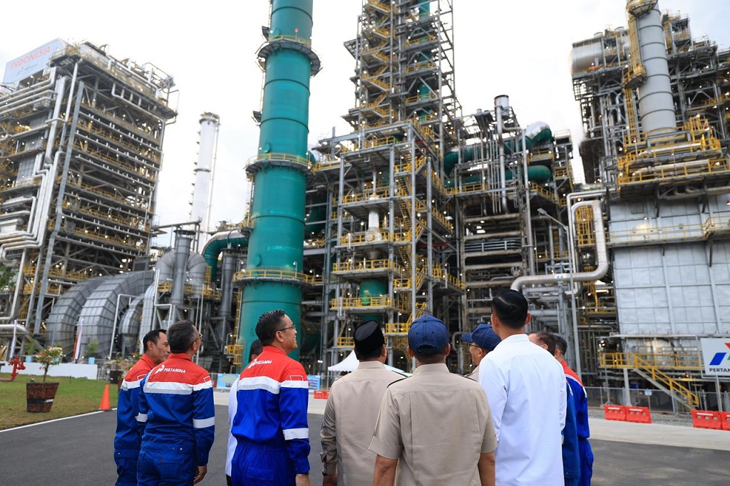 Pengamat otomotif Bebin Djuana menyambut baik kehadiran kilang baru Pertamina di Balikpapan yang diklaim mampu memproduksi BBM setara Euro 5. Hal ini sudah sejalan dengan keinginan Indonesia yang berkomitmen untuk menjaga iklim global, termasuk mengurangi polusi udara (emisi Gas Rumah Kaca/GRK), dengan target awal penurunan emisi 29% (sendiri) hingga 41% (bantuan internasional) pada 2030. 