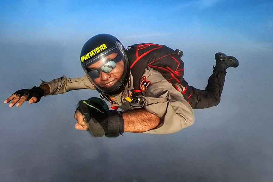 Brigjen Pol Yulius Audie Sonny Latuheru merupakan salah satu perwira tinggi Polri lulusan Akademi Kepolisian 1996 yang dikenal memiliki rekam jejak panjang dan kemampuan lintas bidang.