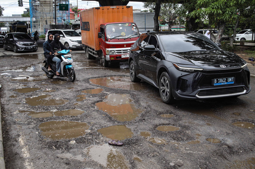 Kerusakan jalan tersebut dipicu oleh curah hujan ekstrem yang terjadi dalam beberapa waktu terakhir serta tingginya beban lalu lintas. 