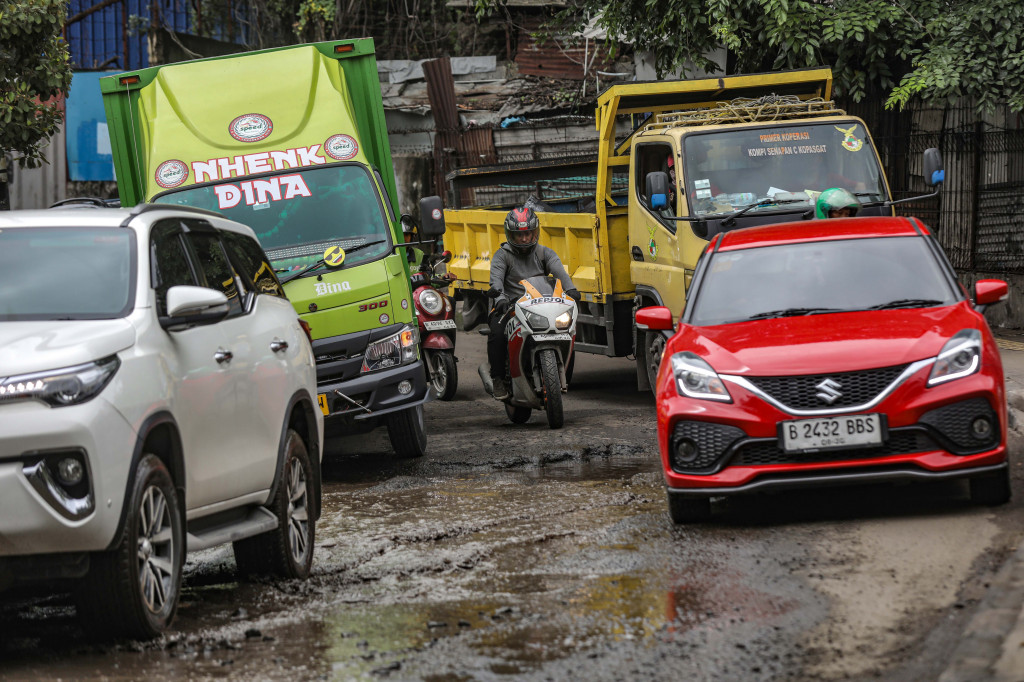 Dinas Bina Marga DKI Jakarta melaporkan bahwa hingga akhir Januari 2026 terdapat sekitar 6.000 titik jalan berlubang yang telah terdata di seluruh wilayah Jakarta.