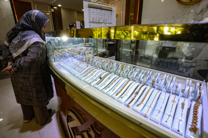 Harga emas Antam terbaru yang dipantau di laman Logam Mulia, Selasa, 3 Februari 2026, anjlok Rp183.000 dari semula Rp3.027.000 menjadi Rp2.844.000 per gram.