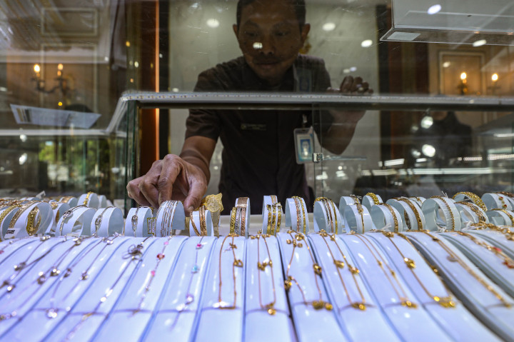 Sementara harga beli kembali (buyback) turun tipis Rp9.000 menjadi Rp2.624.000 dari awalnya Rp2.633.000 per gram.