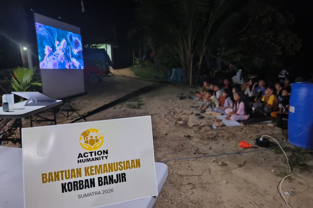 Selain distribusi pangan, Action Humanity juga menyalurkan genset untuk membantu kebutuhan listrik warga yang masih padam selama beberapa pekan.