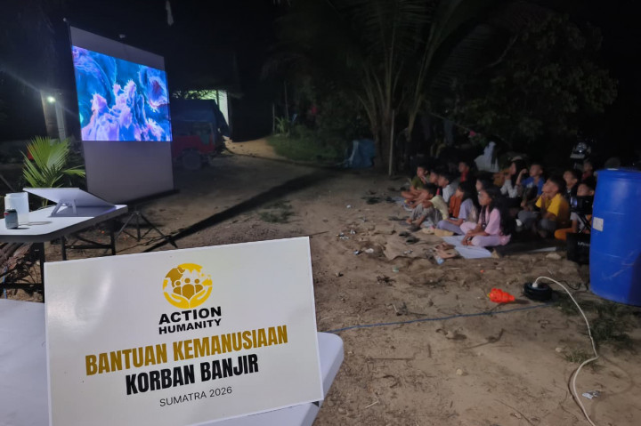 Selain distribusi pangan, Action Humanity juga menyalurkan genset untuk membantu kebutuhan listrik warga yang masih padam selama beberapa pekan.